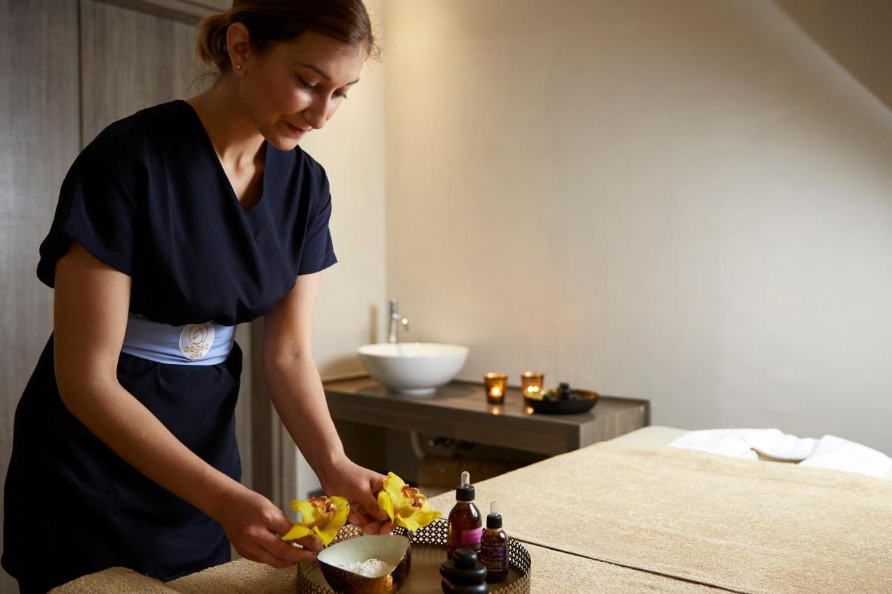 Aparthotel Capo Di Corfu Kávos Exterior foto A spa attendant prepares a treatment